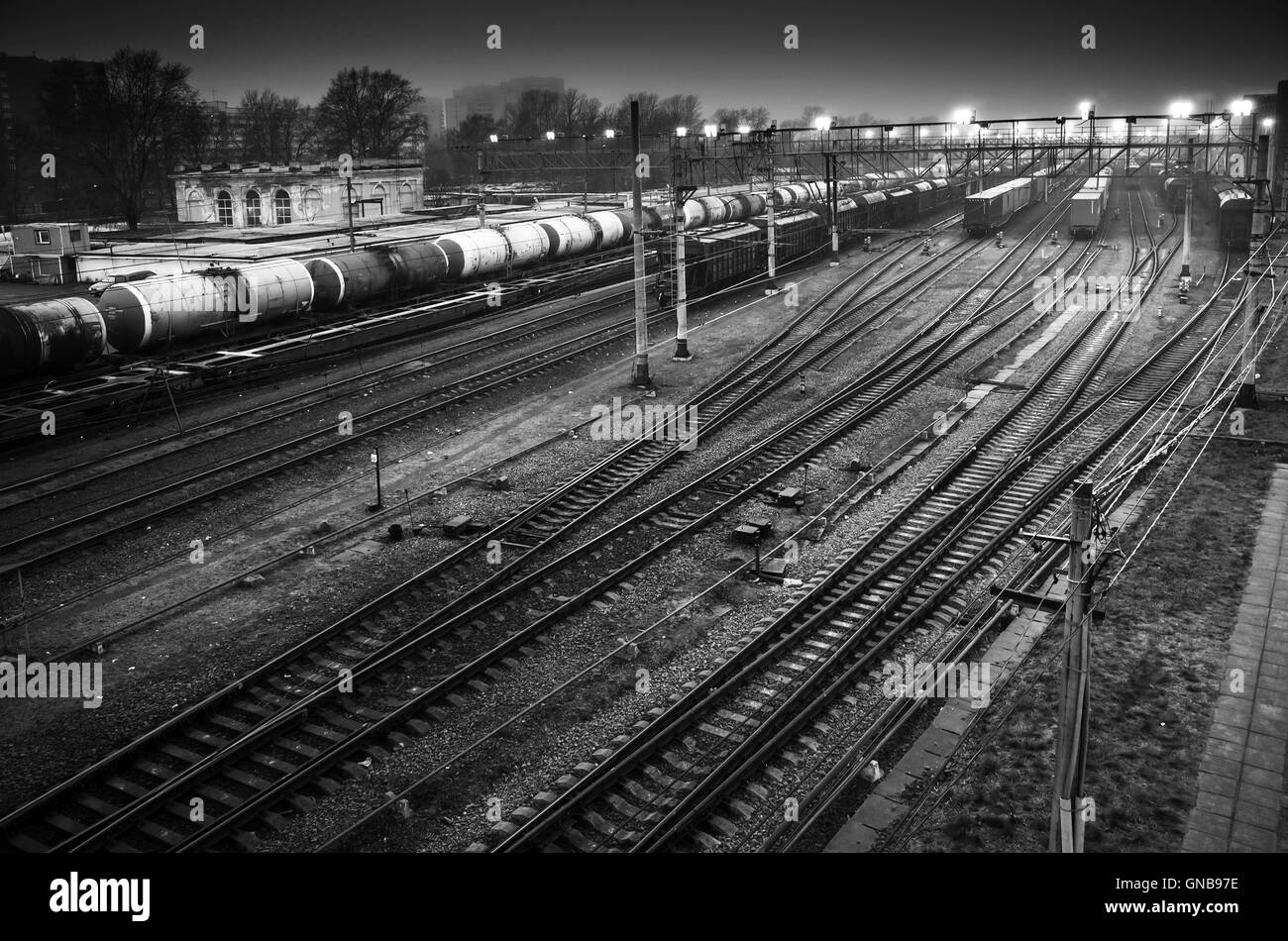Bahnhof mit Güterzüge auf Schienen in der Nacht, schwarz / weiß Foto sortieren Stockfoto