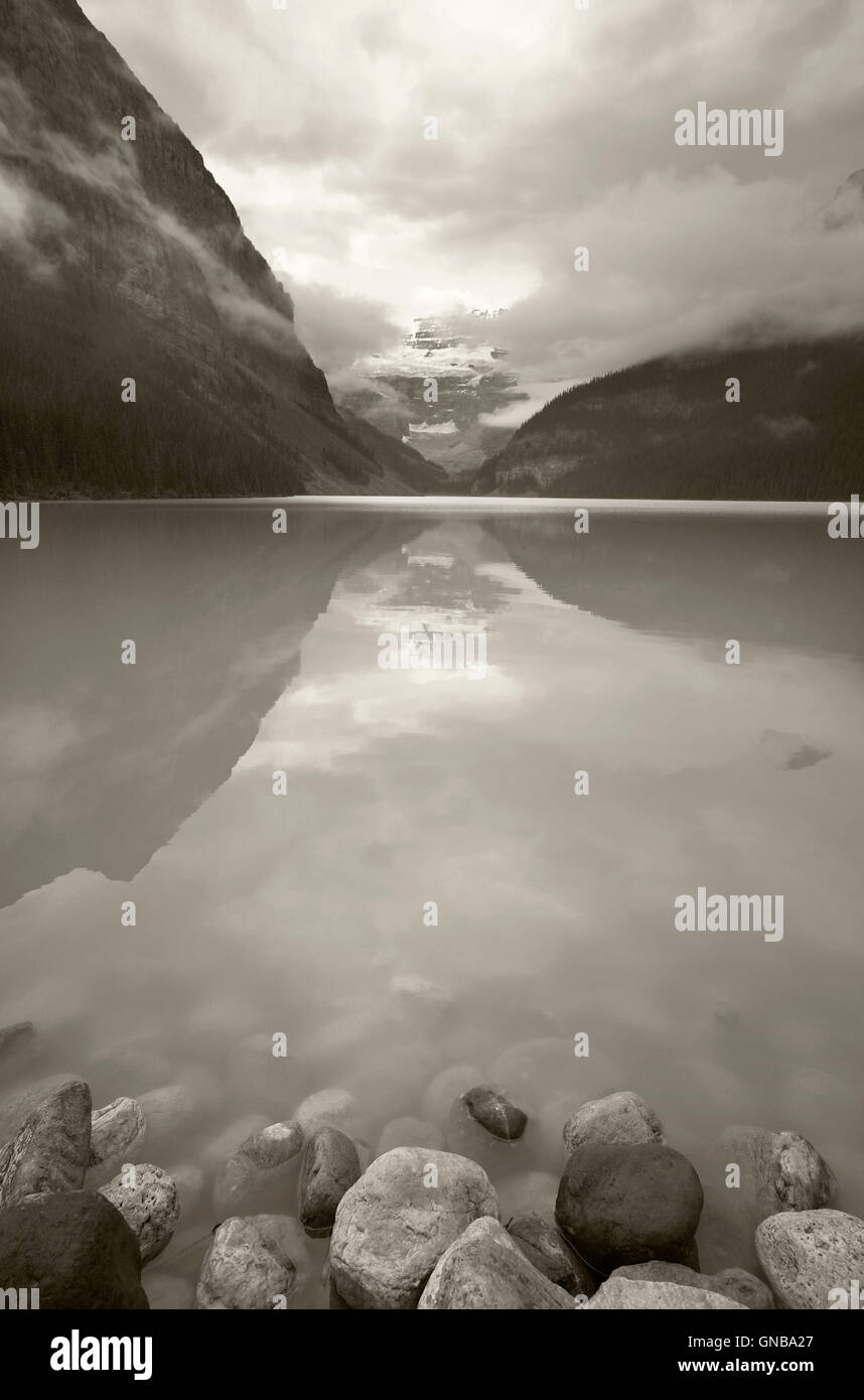 Kanadische Landschaft in Lake Louise. Alberta. Kanada. Vertikal Stockfoto