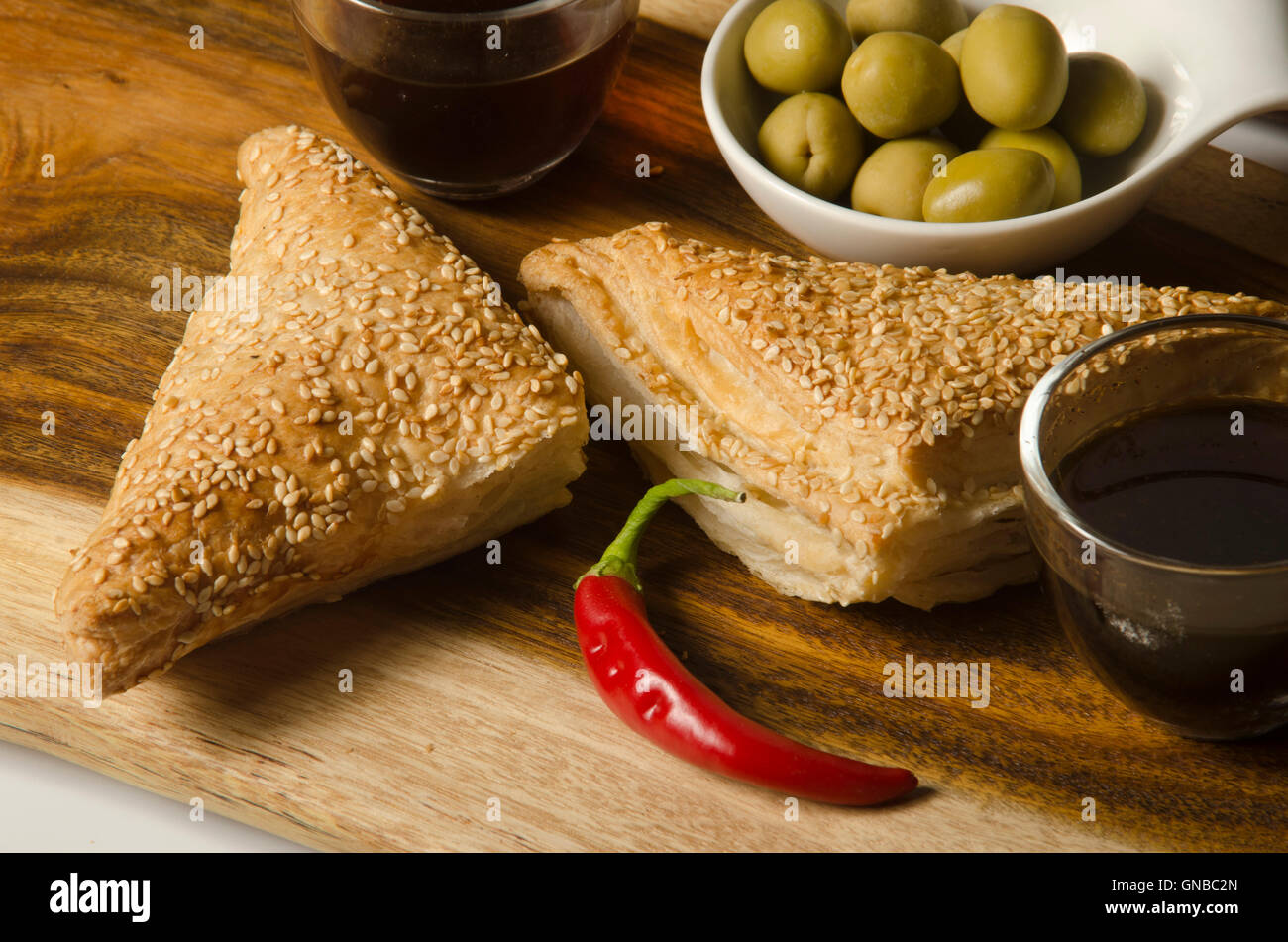 Borek (auch Burek) ein türkisches Gebäck gefüllt mit Käse oder Kartoffeln oder Pilze mit grünen Oliven Stockfoto