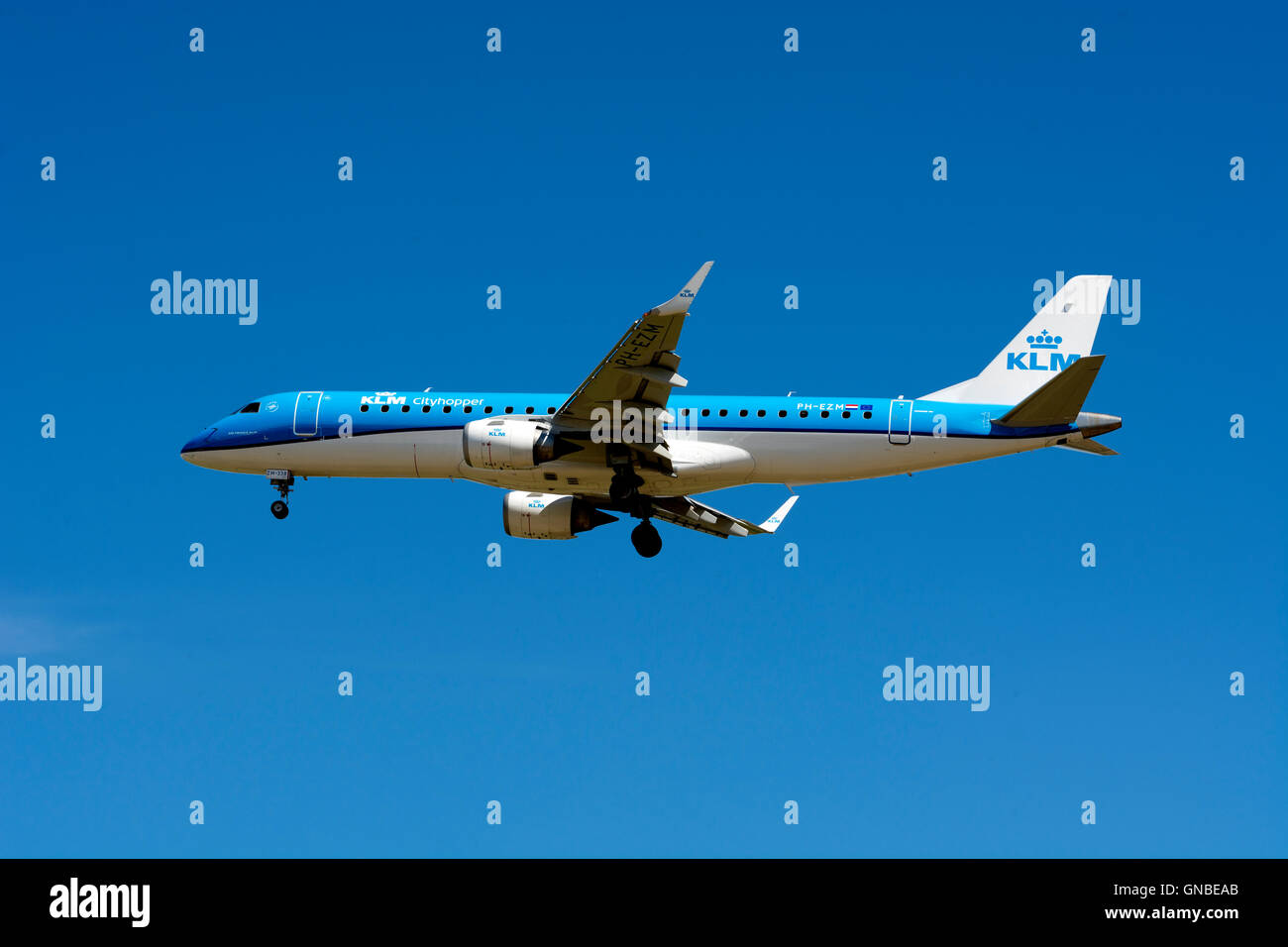 KLM Cityhopper Embraer ERJ-190 nähert sich Flughafen Birmingham, UK (PH-EZM) Stockfoto