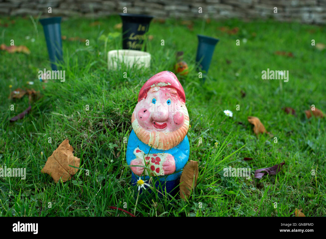 Ein Gartenzwerg auf einem Friedhof, UK Stockfoto