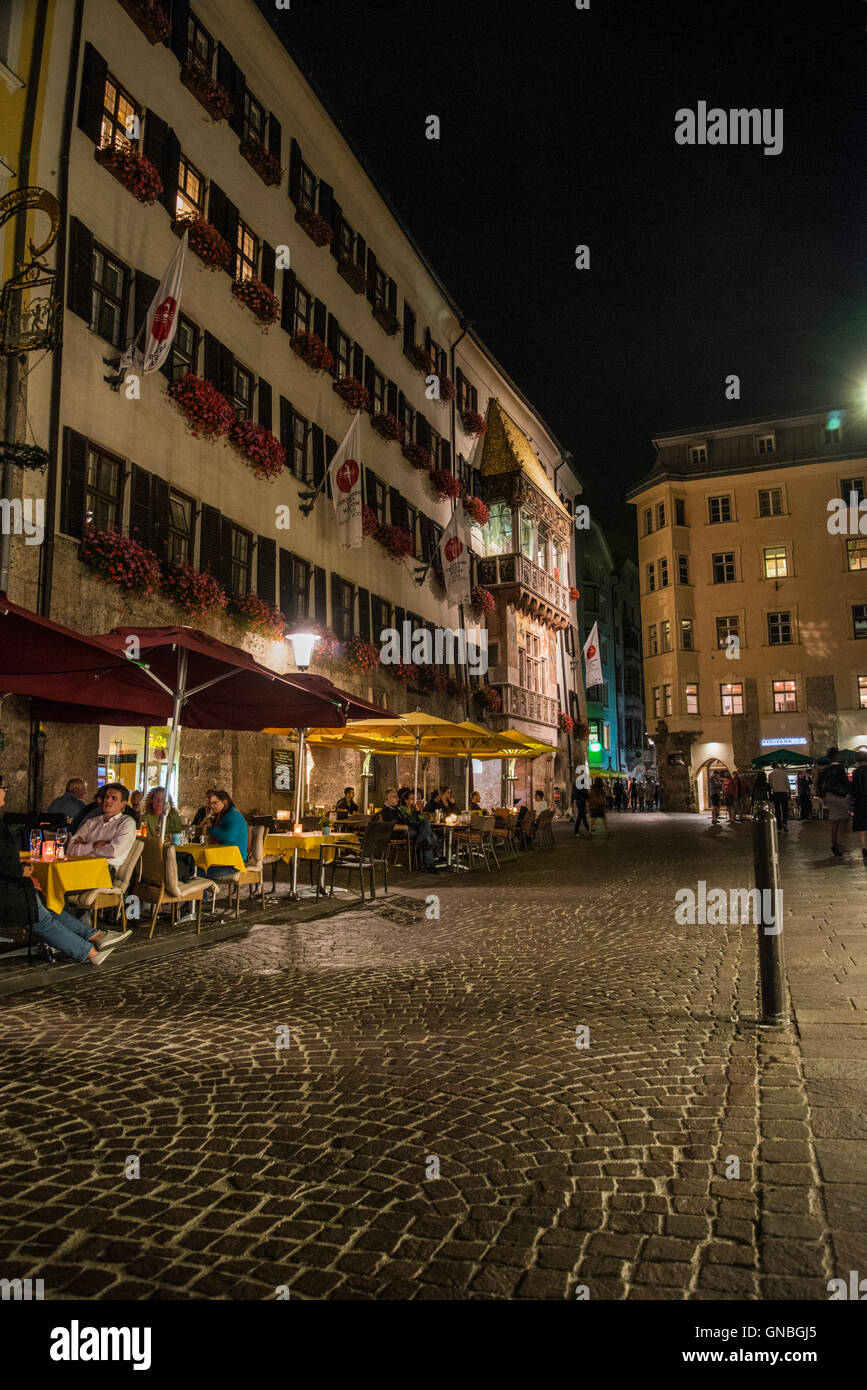 Der österreichischen Stadt Innsbruck bei Nacht Stockfoto