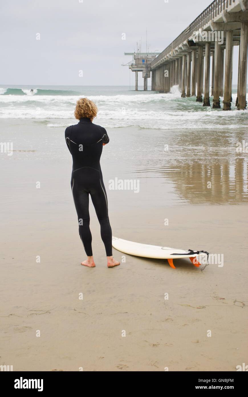 Surfer, die Dimensionierung der Wellen Stockfoto