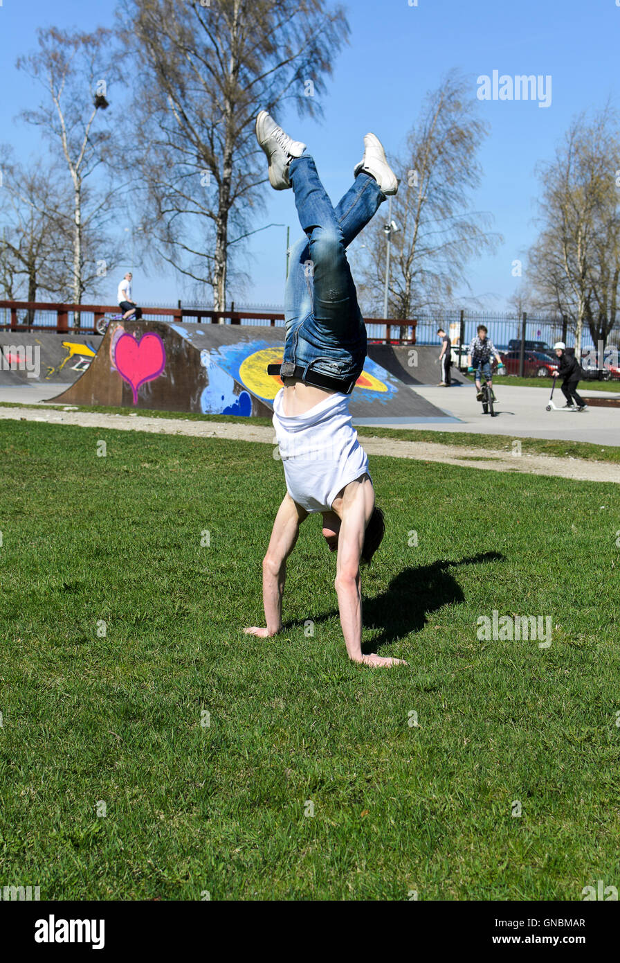 Breakdancer einen Flip auf dem Rasen zu tun. Stockfoto