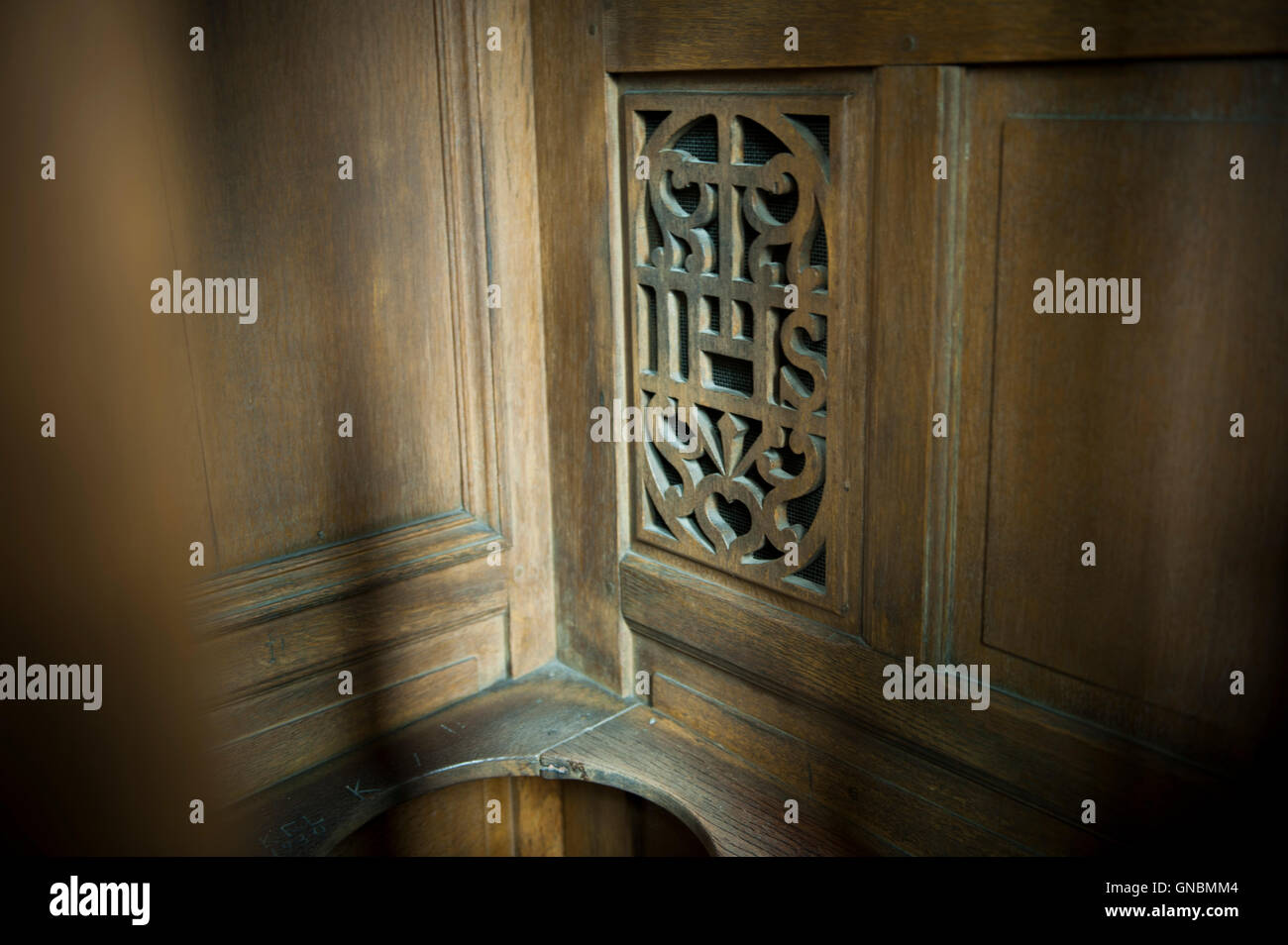 Beichte-Stand in einer Kirche Stockfoto