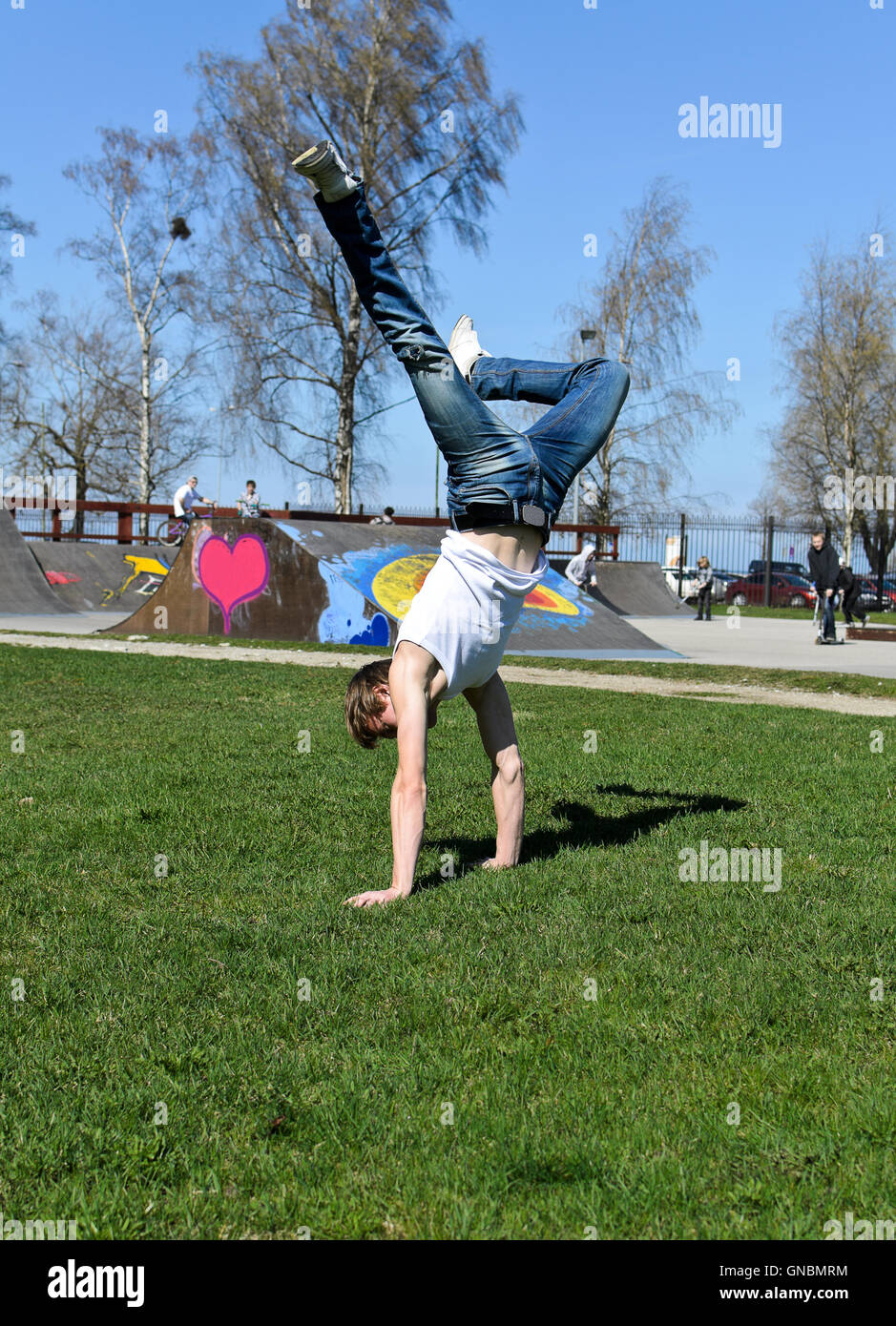 Breakdancer einen Flip auf dem Rasen zu tun. Stockfoto