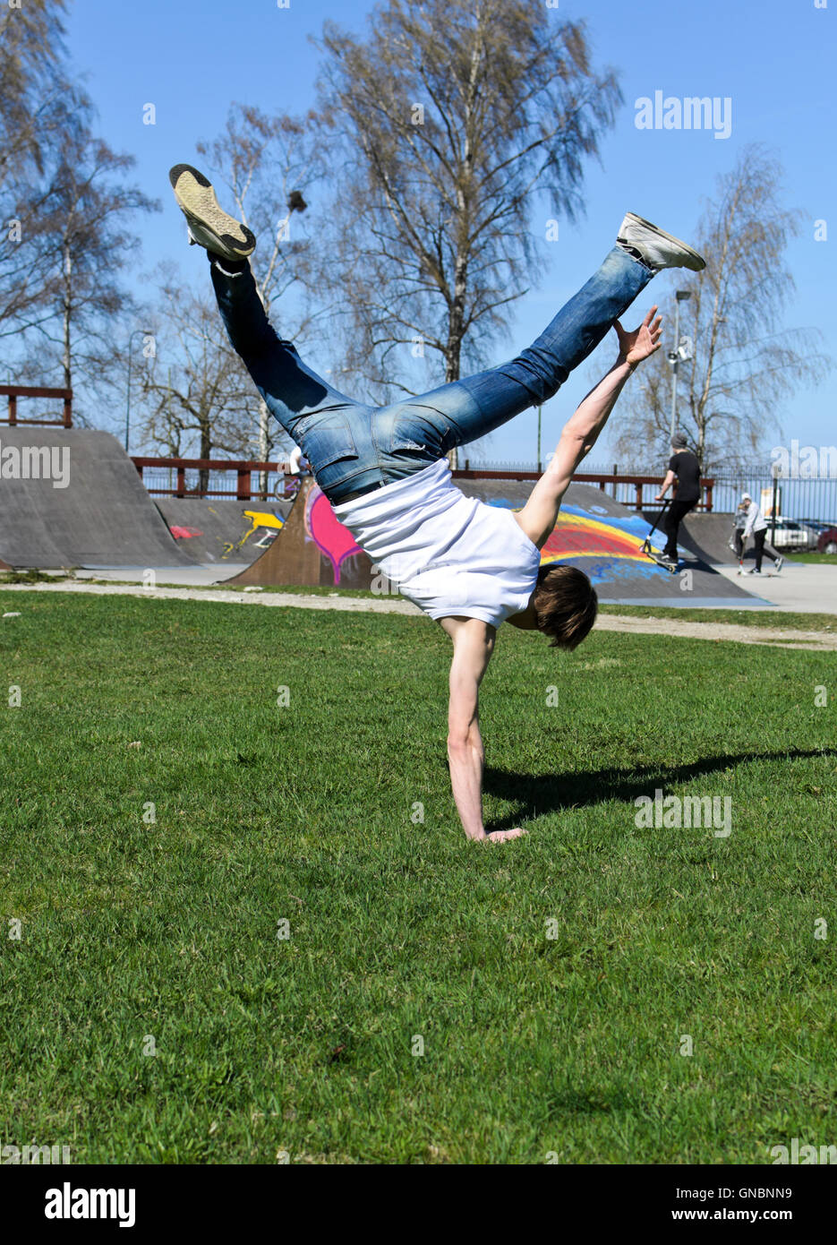 Breakdancer einen Flip auf dem Rasen zu tun. Stockfoto