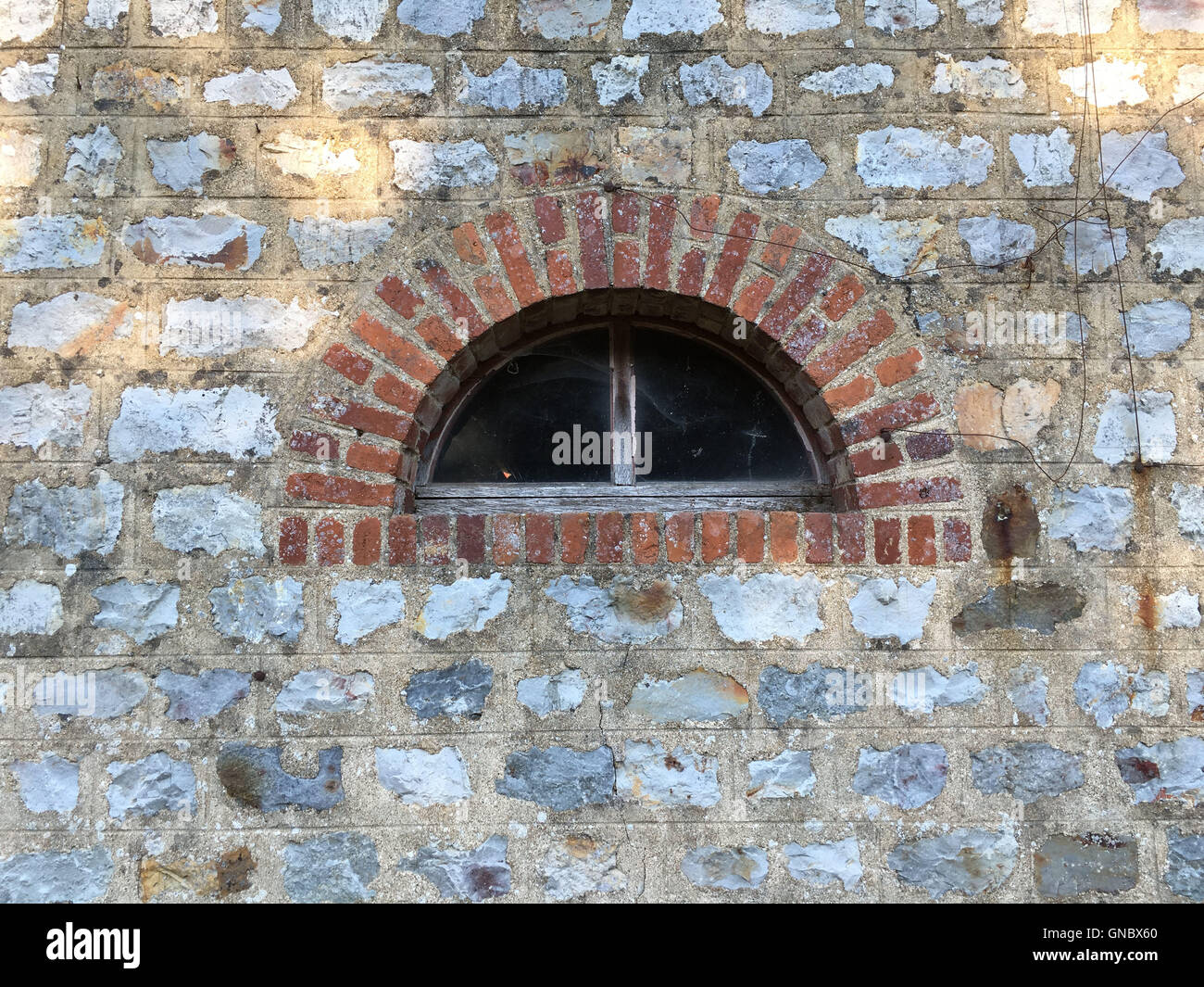 Es ist ein Foto eines alten Fensters auf ein Gebäude in der Normandie aus Stein Stockfoto