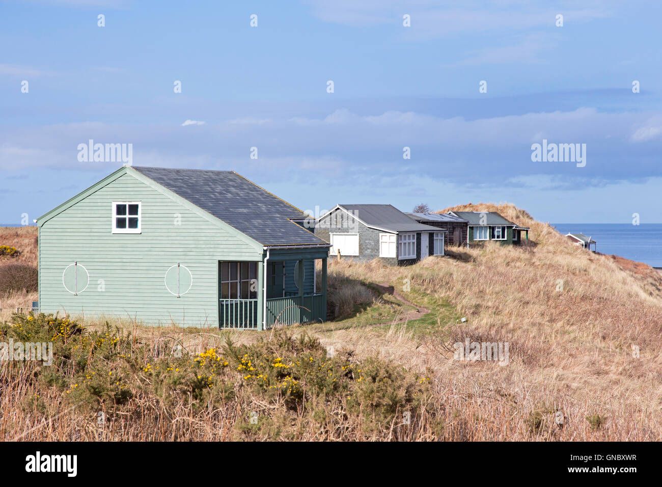 Ferienhäuser mit Blick auf Embleton Bay, Northumberland, England, UK Stockfoto