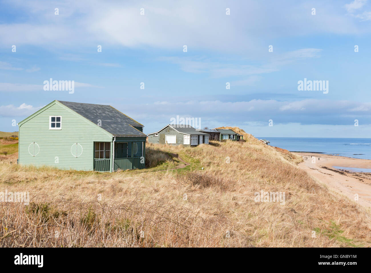 Ferienhäuser mit Blick auf Embleton Bay, Northumberland, England, UK Stockfoto