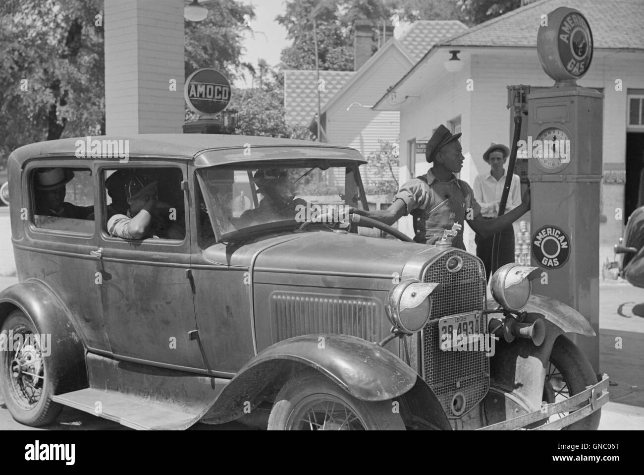 Mann, der das Auto mit Benzin betankt, Atlanta, Georgia, USA, Marion Post Wolcott, USA Farm Security Administration, Juni 1939 Stockfoto
