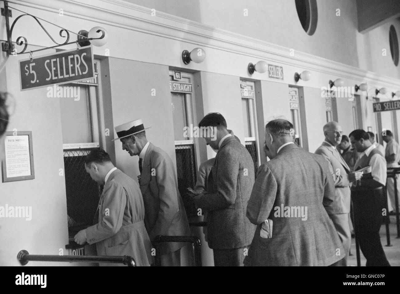 Gruppe von Männern führen Wetten auf Pferderennen zu Wetten Windows, Hialeah Park, Miami, Florida, USA, Marion Post Wolcott für Farm Security Administration, März 1939 Stockfoto