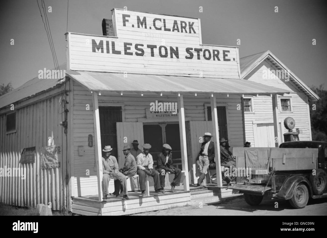 Mieter-Bauern auf Veranda laden und Post, Mileston, Mississippi, USA, Marion Post Wolcott für Farm Security Administration, Oktober 1939 Stockfoto