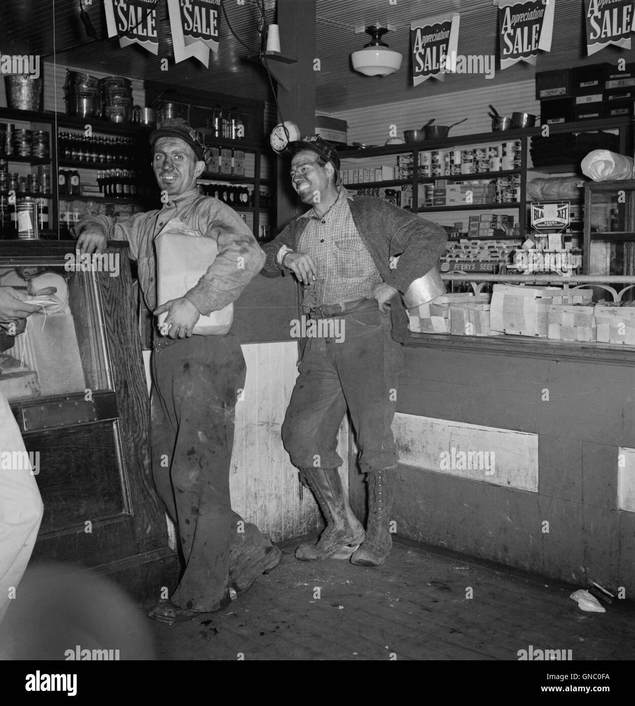 Zwei Bergleute Kauf von Lebensmitteln in Unternehmens-Shop, Pursglove, West Virginia, USA, Marion Post Wolcott für Farm Security Administration, September 1938 Stockfoto
