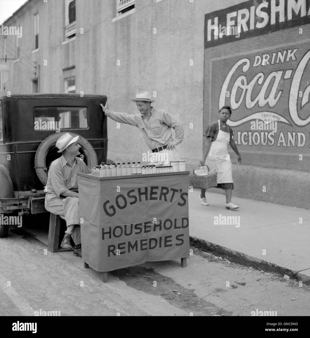 Straßenhändler verkaufen Hausmittel, Port Gibson, Mississippi, USA, Marion Post Wolcott für Farm Security Administration, August 1940 Stockfoto