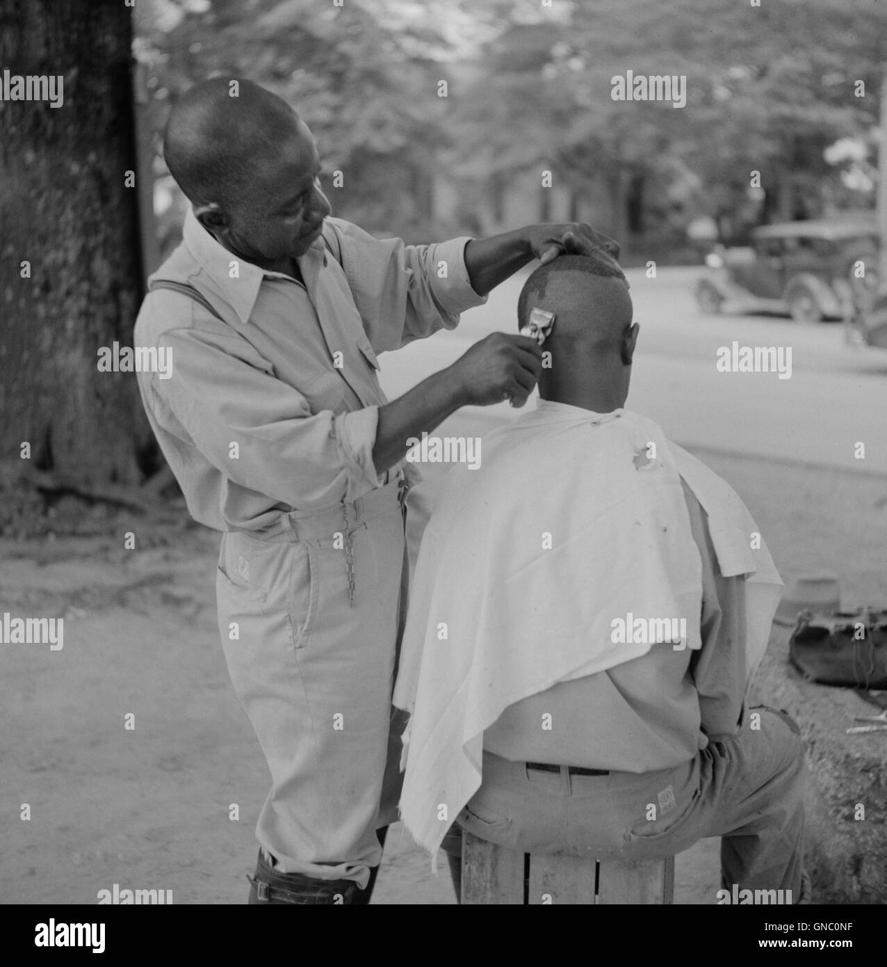 Friseur schneiden Mann Haare, Natchez, Mississippi, USA, Marion Post Wolcott für Farm Security Administration, August 1940 Stockfoto