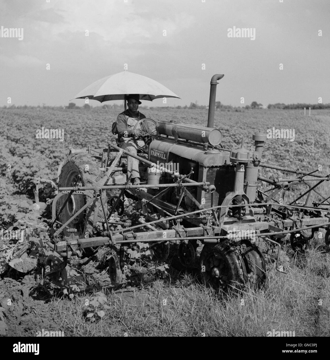 Tagelöhner Reiten Traktor auf Plantage, Clarksdale, Mississippi, USA, Marion Post Wolcott für Farm Security Administration, August 1940 Stockfoto