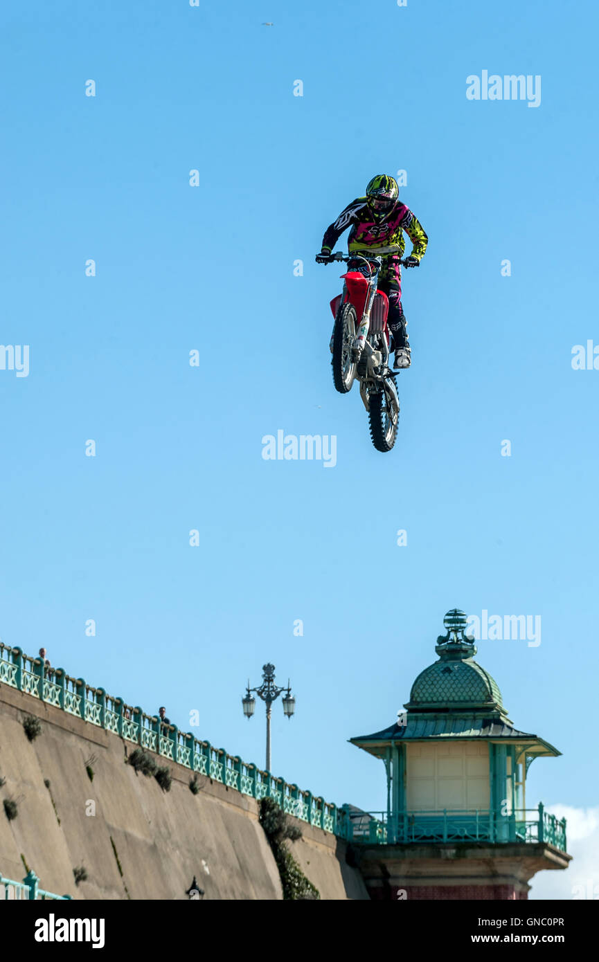 Der Ace Cafe Reunion auf Brightons Madeira Drive, direkt am Meer: Motorradfahrer Rampen springen zu betrügen. Stockfoto