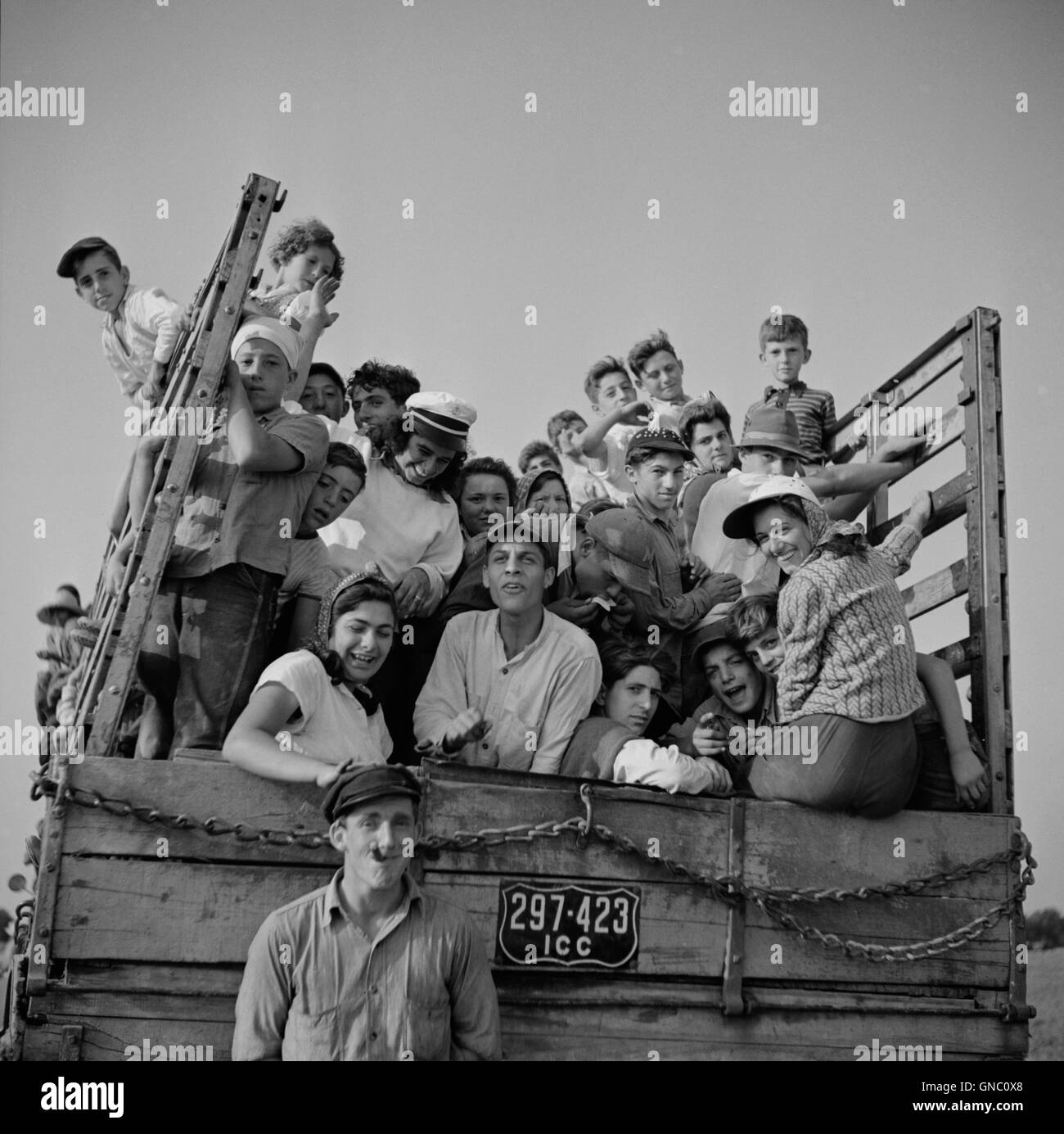 Gruppe von Tagesarbeitern auf dem Truck wird zur Farm gebracht, um String Bean, Bridgeton, New Jersey, USA, Marion Post Wolcott, USA Farm Security Administration, Juli 1941 Stockfoto