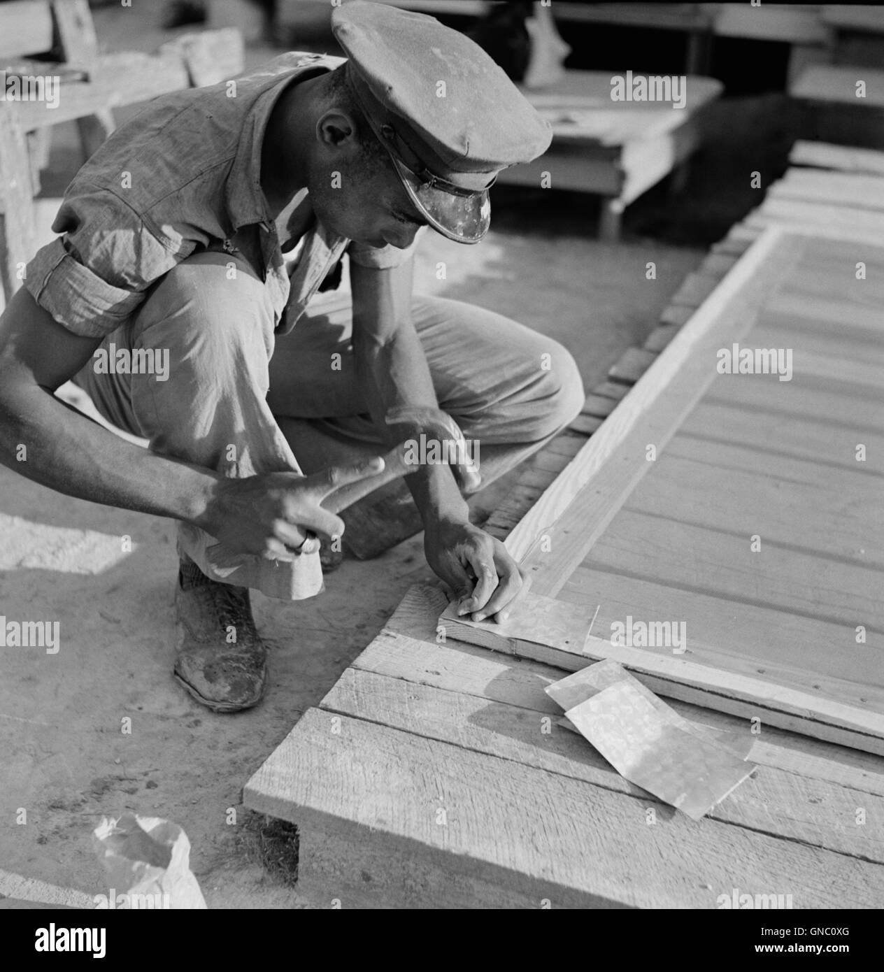 Man Gebäude Startseite Bildschirm Tür, Ridge, Maryland, USA, Marion Post Wolcott für Farm Security Administration, Juli 1941 Stockfoto