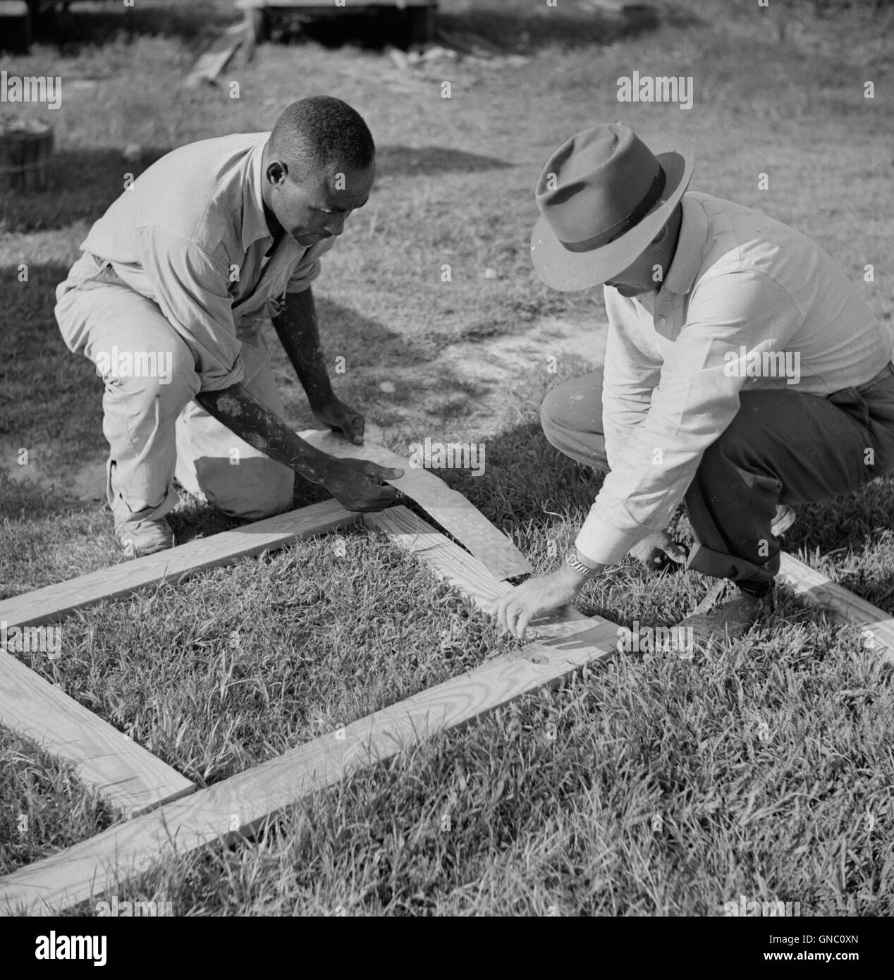 Zwei Männer Gebäude Home Bildschirm Tür, Ridge, Maryland, USA, Marion Post Wolcott für Farm Security Administration, Juli 1941 Stockfoto