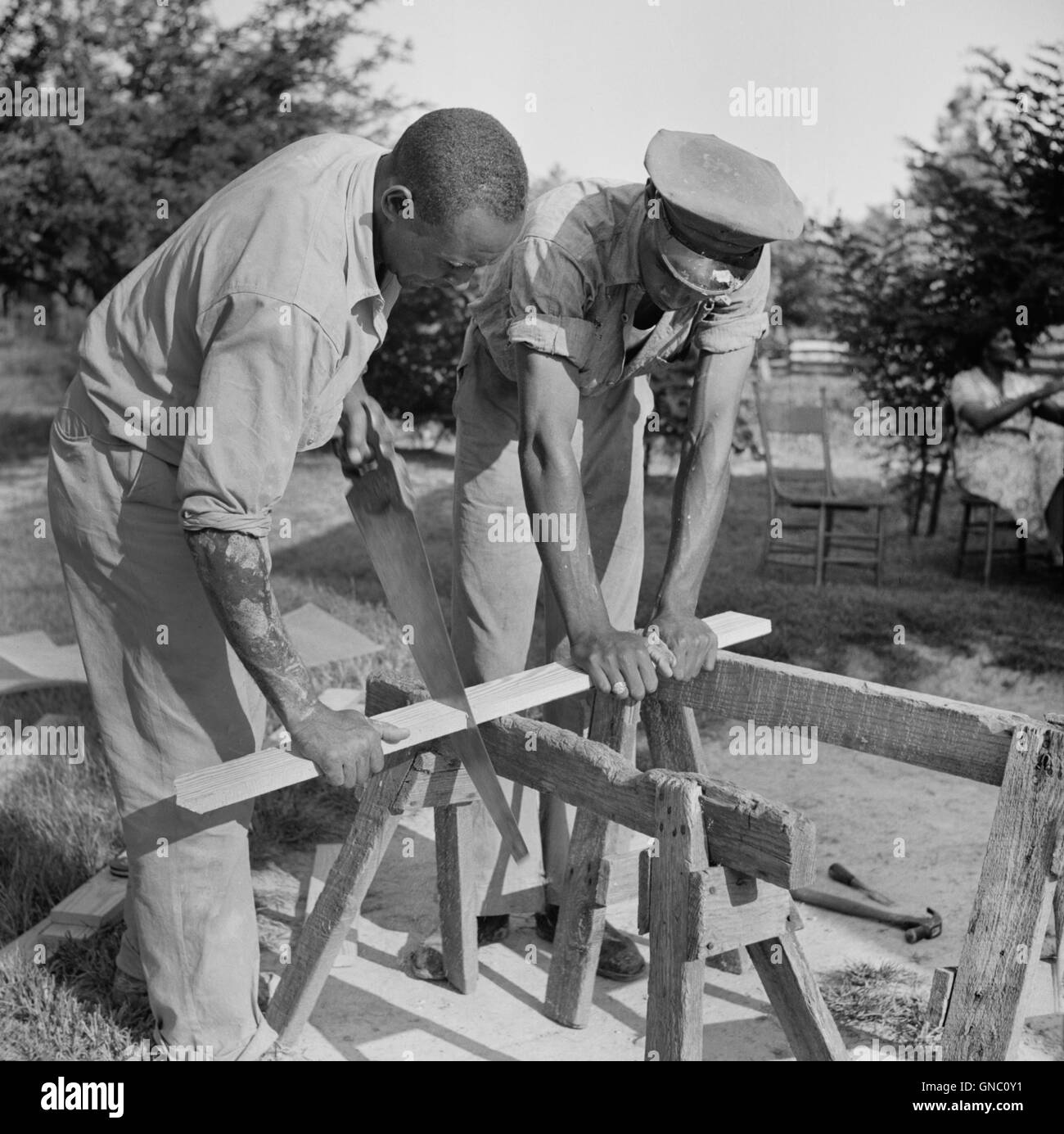Zwei Männer Sägen von Holz, Post Ridge, Maryland, USA, Marion Wolcott für Farm Security Administration, Juli 1941 Stockfoto