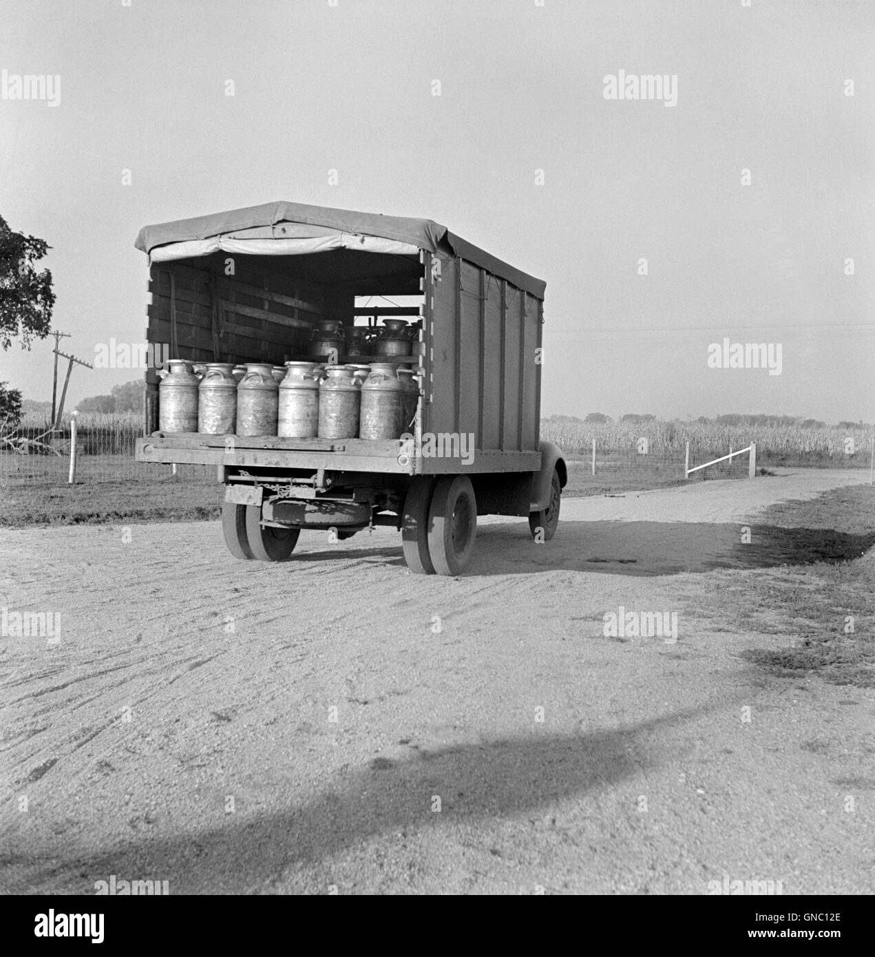 Milchwagen verlassen zwei Flüsse-Stock Genossenschaft, eine Farm Security Administration (FSA) Projekt, Waterloo, Nebraska, USA, Marion Post Wolcott für Farm Security Administration, September1941 Stockfoto