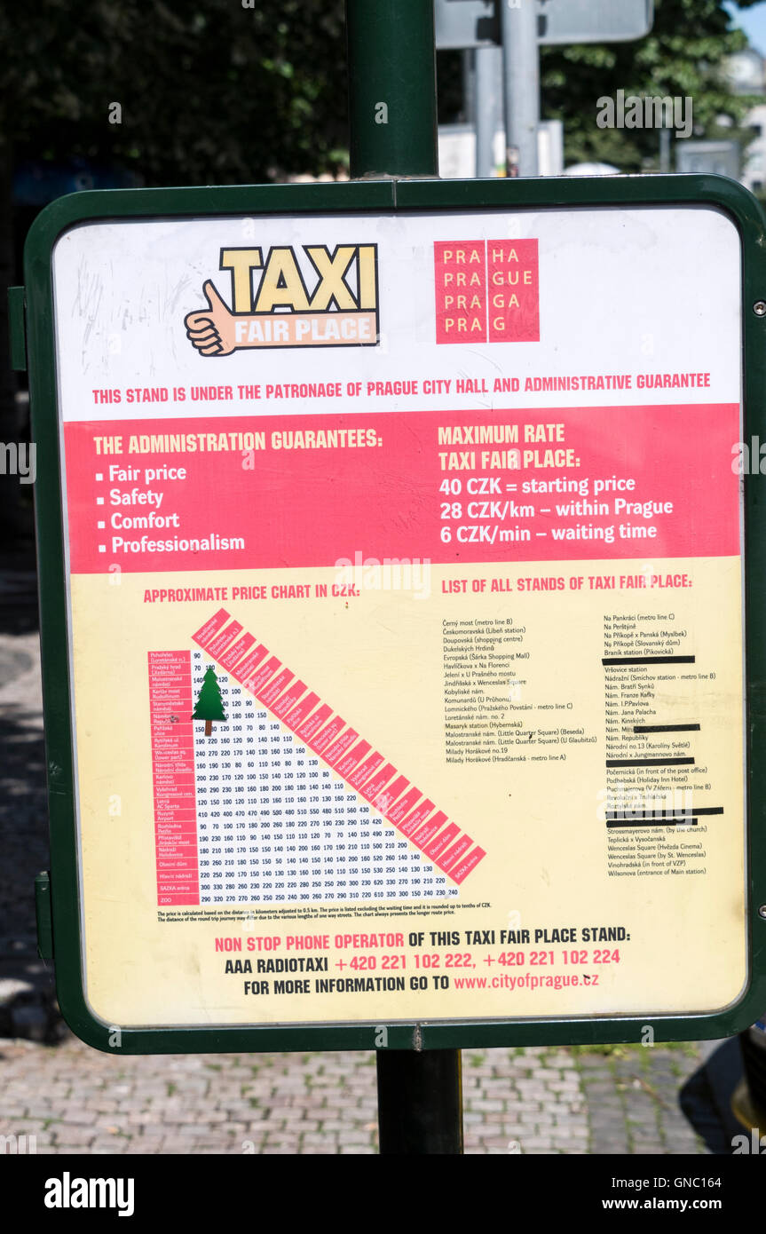 Ein offizieller Taxistand mit einer Reihe korrekter Fahrpreise für die Besucher in Prag, Tschechische Republik Stockfoto
