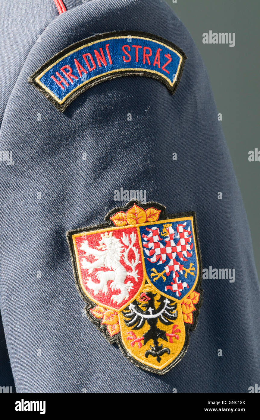 Ein Ärmelabzeichen auf der Uniform eines Präsidentenposten, die auf der Prager Burg in Prag, Tschechische Republik, Dienst vernimmt. Stockfoto