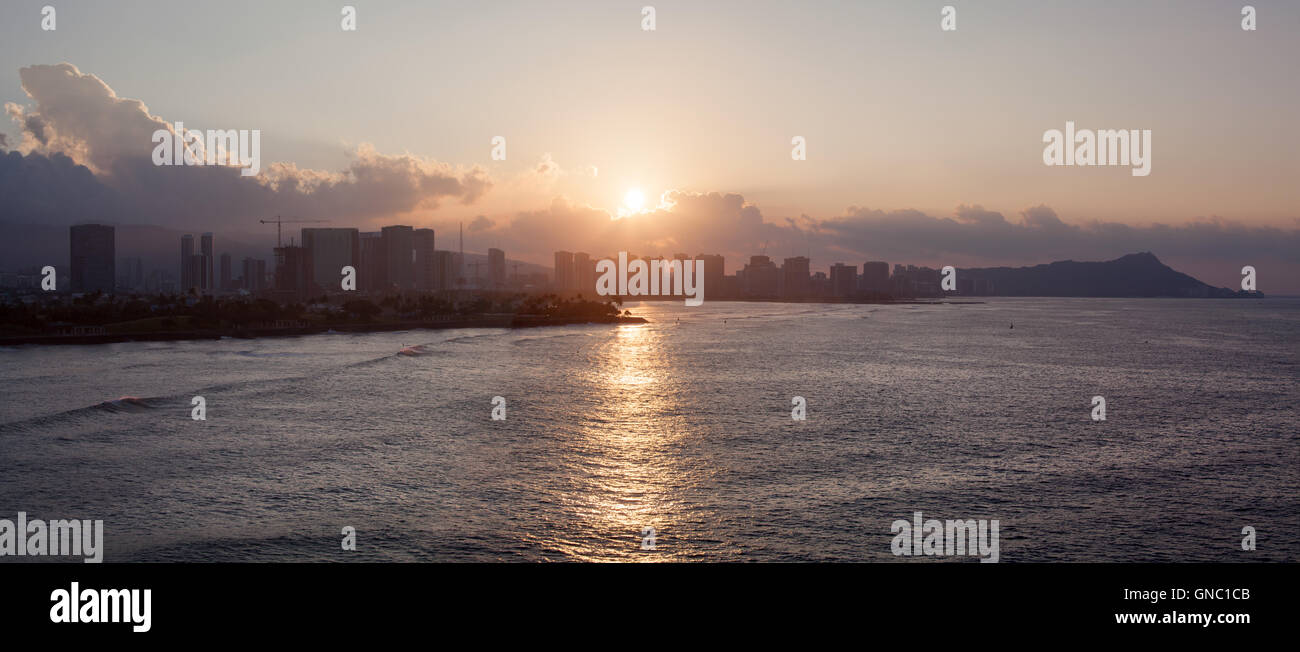 Der Panoramablick auf den Sonnenaufgang über der Stadt Honolulu (Hawaii). Stockfoto
