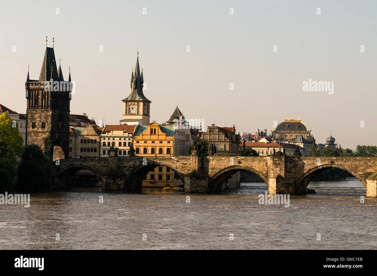 Skyline von Prag mit der Karlsbrücke an der Moldau in Prag, Tschechien. Stockfoto