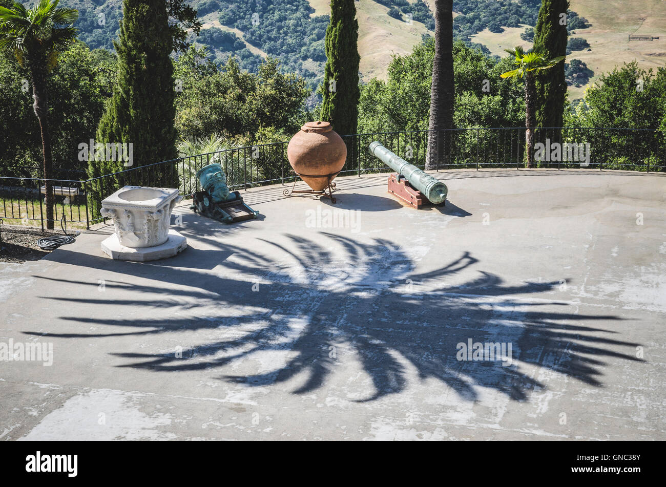 Antike Kanone auf Terrasse, Hearst Castle Grounds, San Simeon, Kalifornien, USA Stockfoto