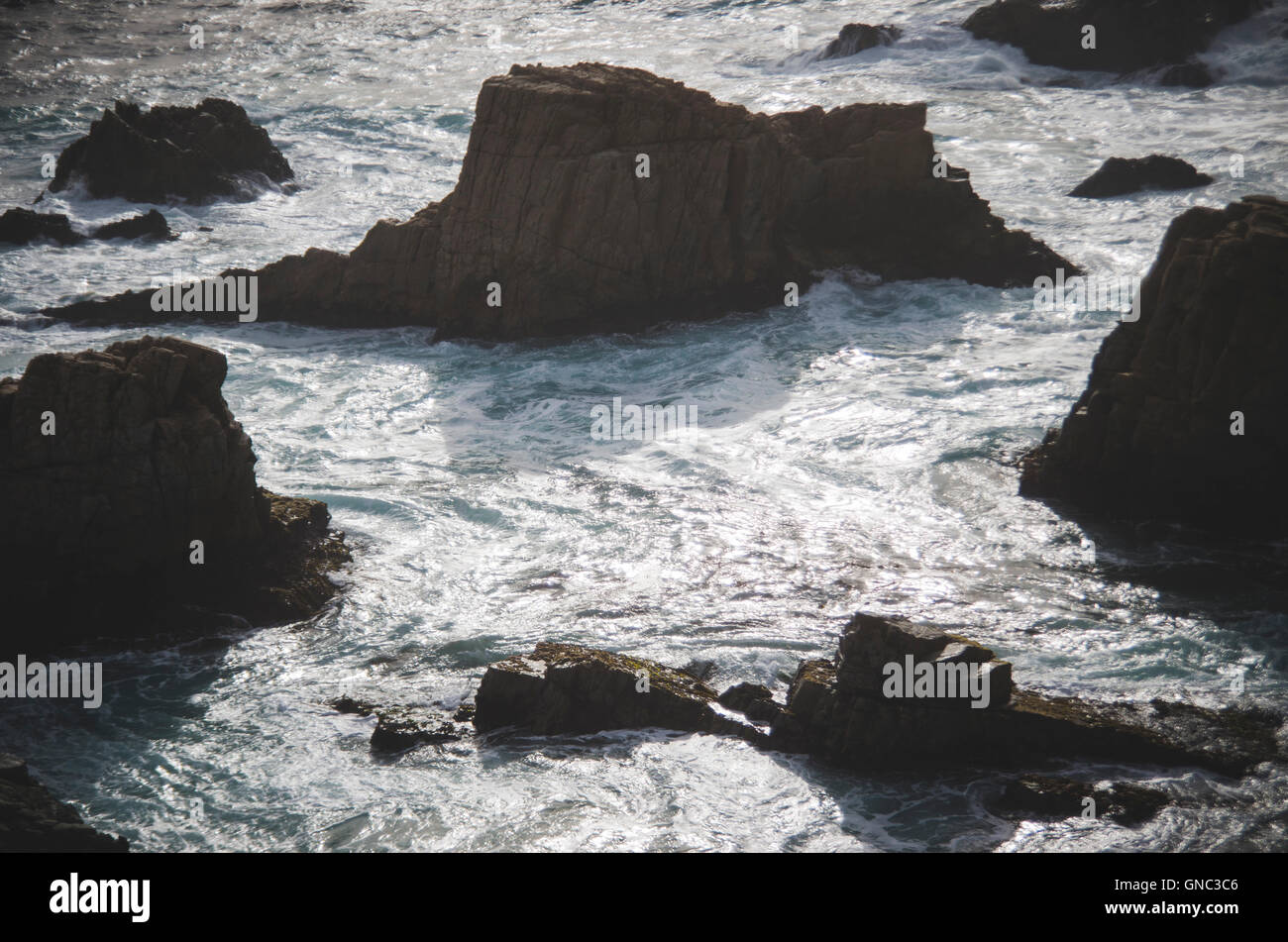 Schroffen Felsformationen im Meer, Soberanes Point Garrapata State Park, Kalifornien, USA Stockfoto
