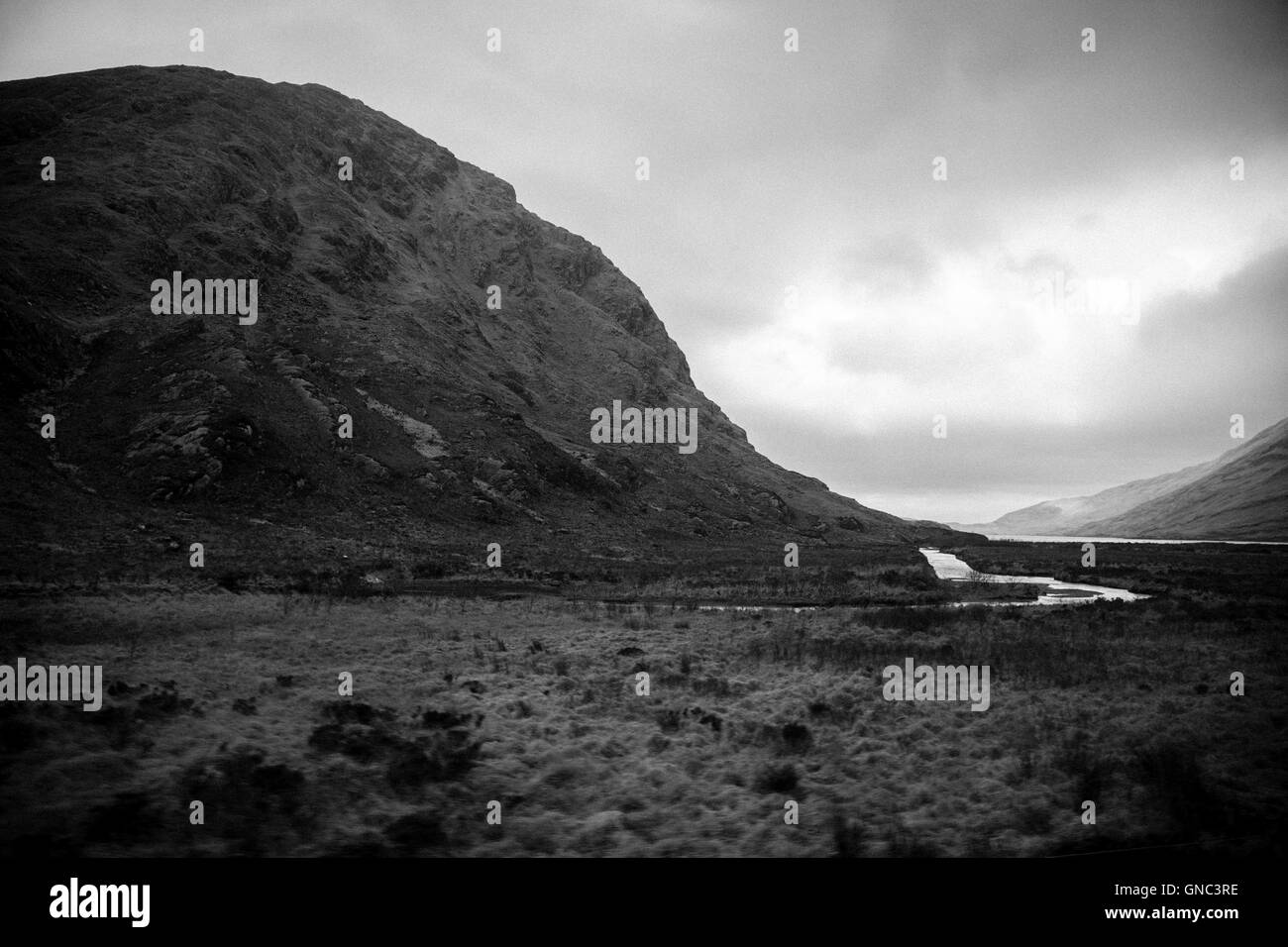 Großen Knoll in der Nähe von River an bewölkten Tag, Irland Stockfoto