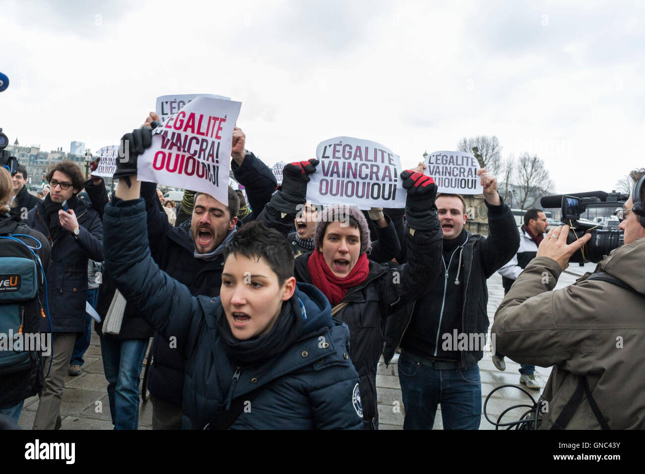 Paris, Frankreich, Menschenmenge, französische LGBTQ-Aktivisten, protestierende Politiker gegen die Homosexuelle Ehe, Eheschließungs-Demonstration außerhalb der Haft Aktivisten-Protestschilder auf der Straße, protestierende Eheschließung, Antidiskriminierung, Homophobie, lgbtq-Demonstranten mit Plakat Stockfoto