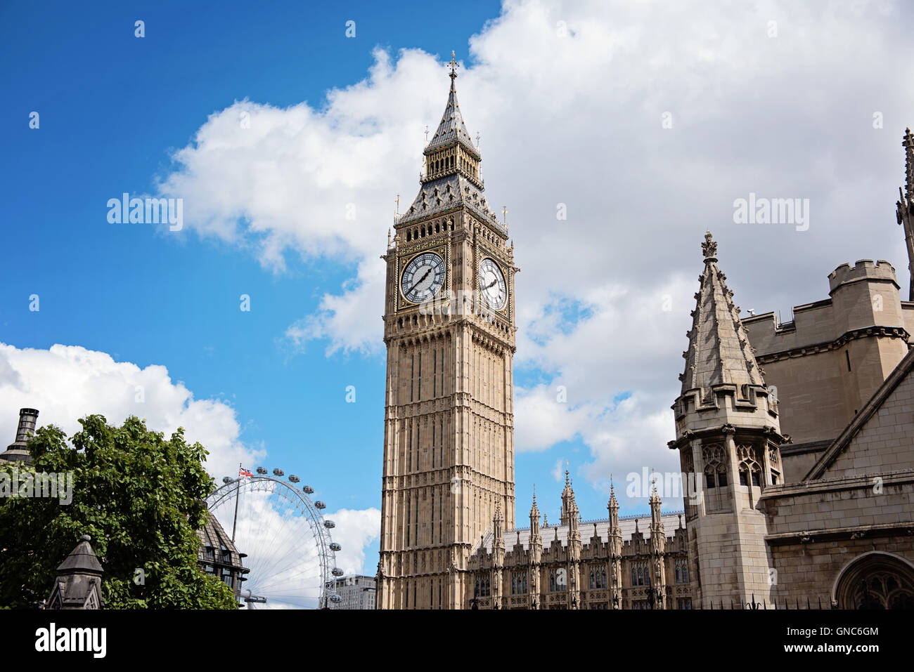Big Ben mit London Eye in den Hintergrund, blauer Himmel mit weißen Wolken Stockfoto