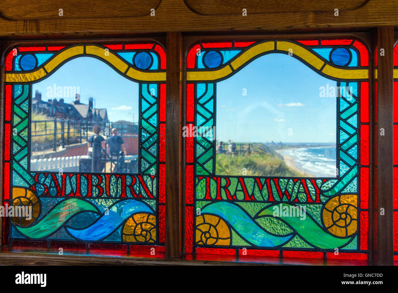 Glasfenster von Saltburn Zahnradbahn Tramway, mit Blick auf die Stadt darüber hinaus Stockfoto