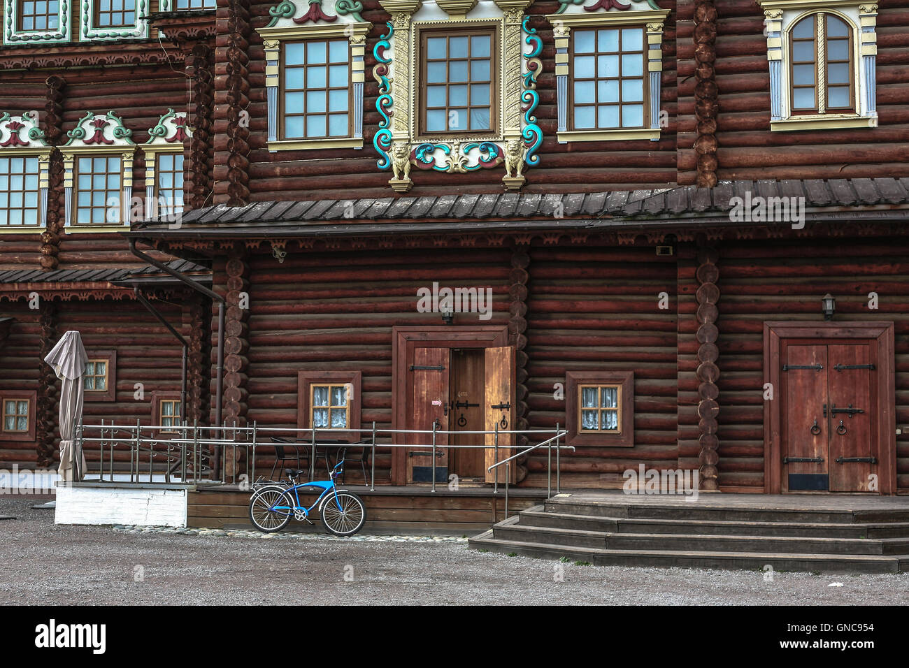 Jemand ist mit dem Fahrrad zu den kaiserlichen Palast Alexey Romanov in Kolomna in Moskau angekommen. Stockfoto