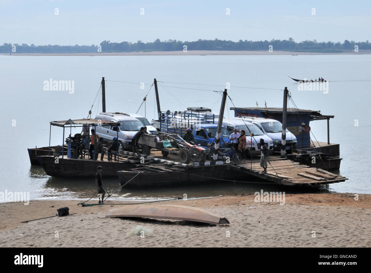 Champasak, Autos, die Überquerung des Mekong Flusses auf Fähre Stockfoto