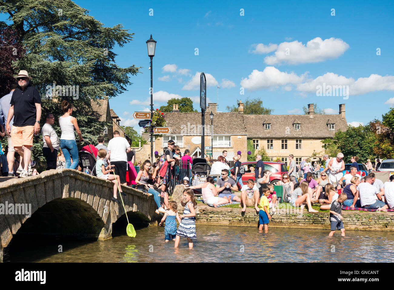 August Bank Holiday Familientag am Bourton-on-the-Water, Cotswolds, UK. Stockfoto