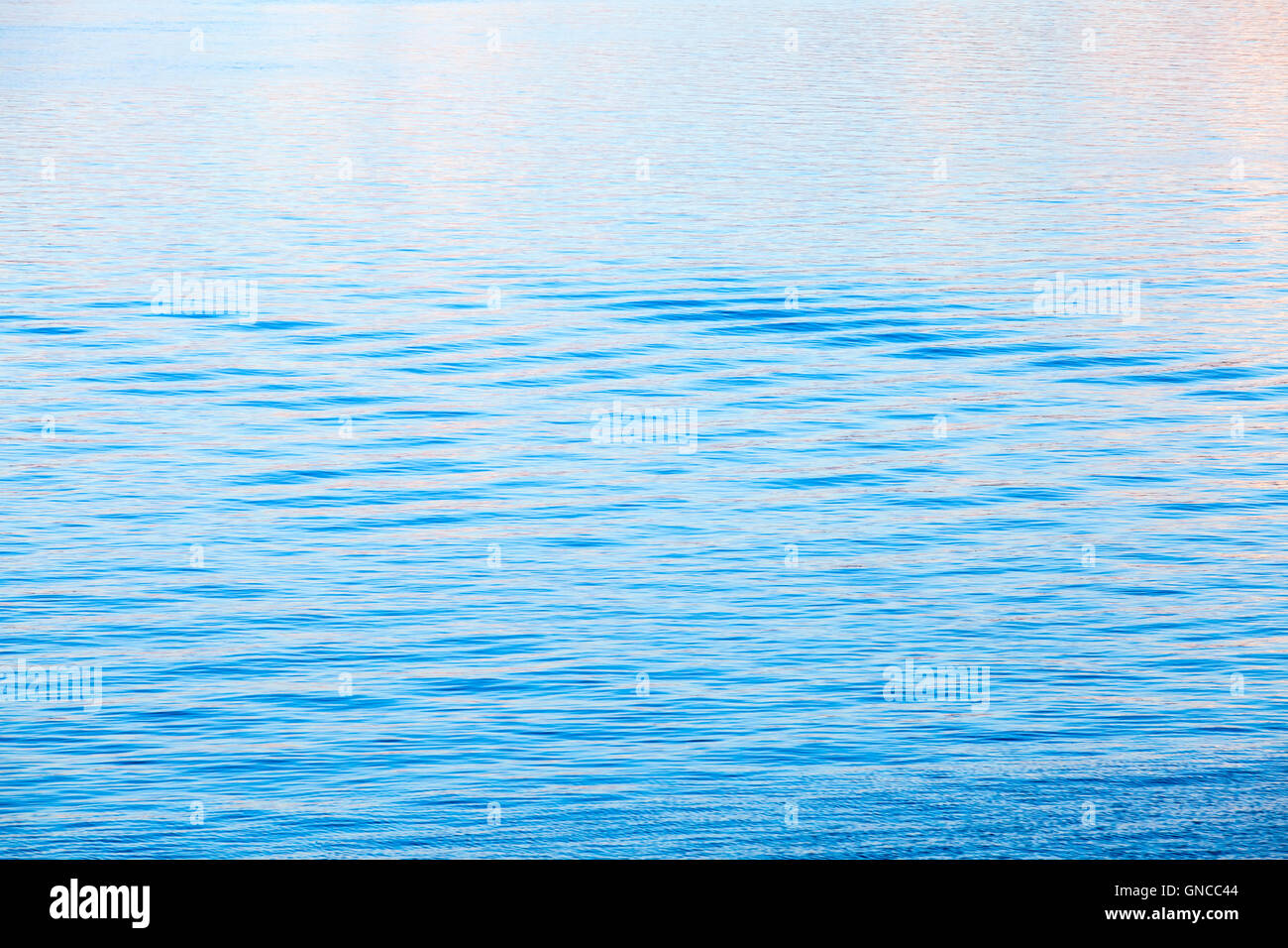 Leichten blauen Meeres Wasseroberfläche mit Kräuselung, Foto Hintergrundtextur Stockfoto