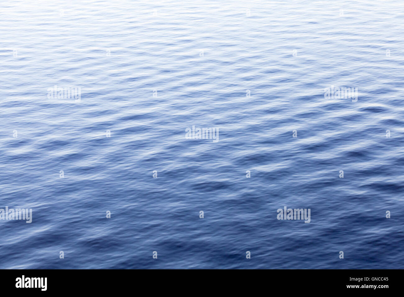 Blaues Meer Wasseroberfläche mit Kräuselung, Foto Hintergrundtextur Stockfoto