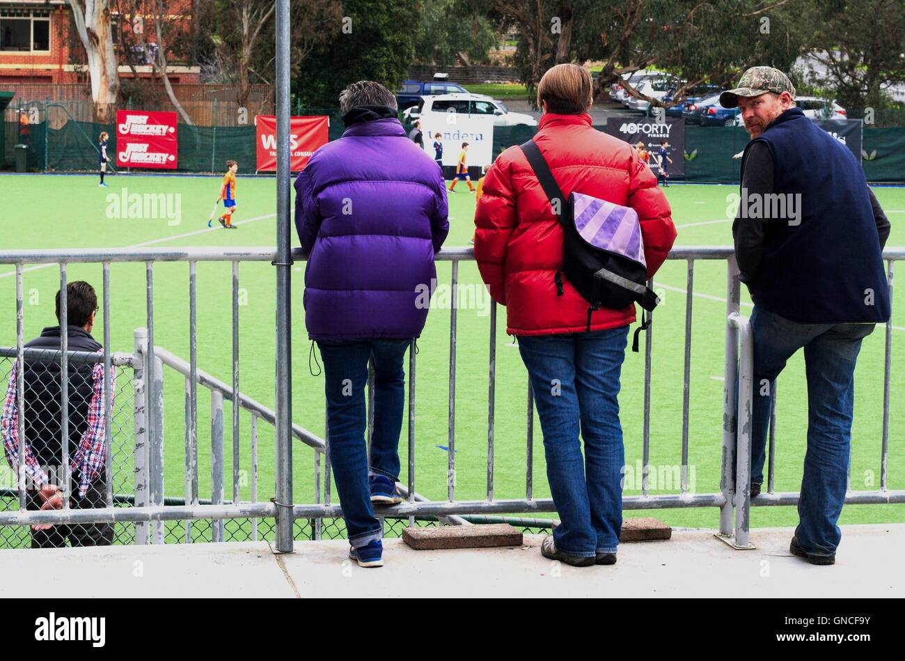 Übergeordneten Zuschauern ein junior fangen Sie Hockey-Spiel in Melbourne, Australien. Stockfoto