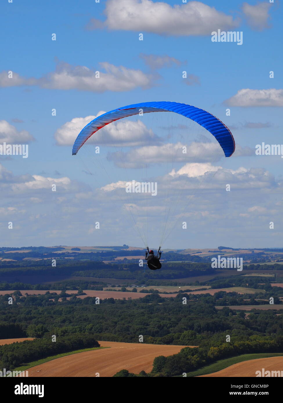 Paragliding, Fallschirmspringen, Segelfliegen und Sommersport im Sommer Stockfoto