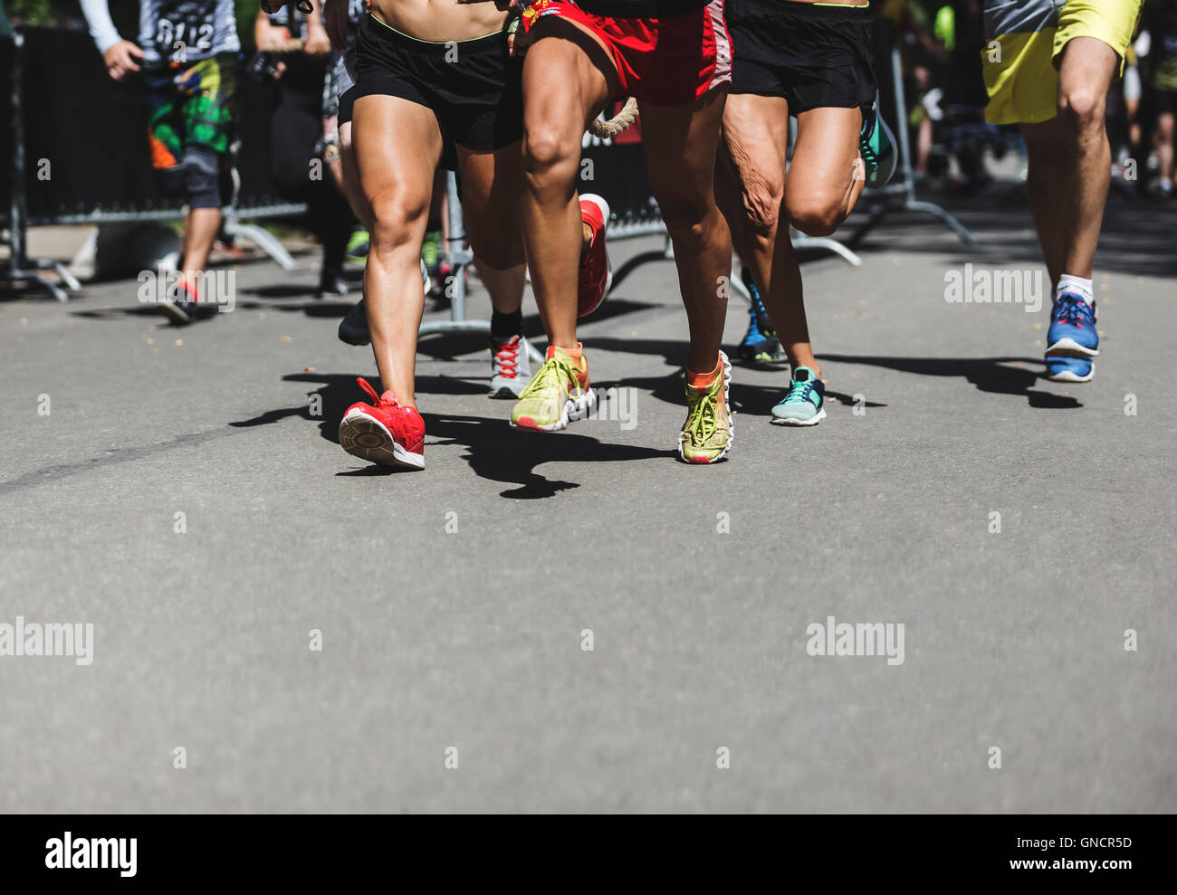 Laufende Menschen auf den Crossfit Wettbewerb, Füße auf der Straße Nahaufnahme Foto Stockfoto