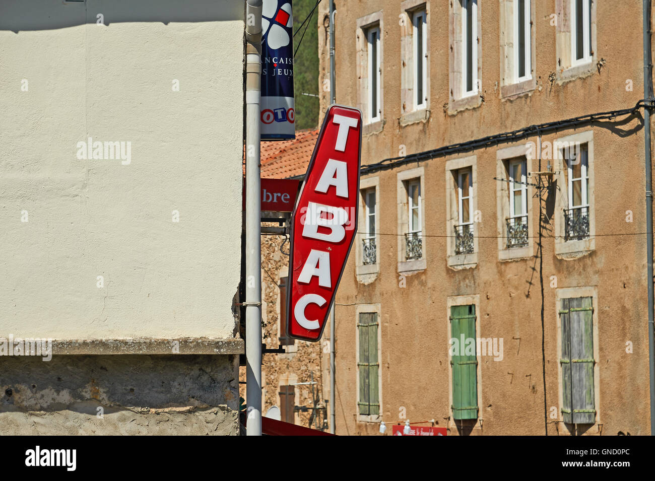 Rote und weiße Tabac Zeichen auf ein Gebäude in dem französischen Dorf Olargues Stockfoto