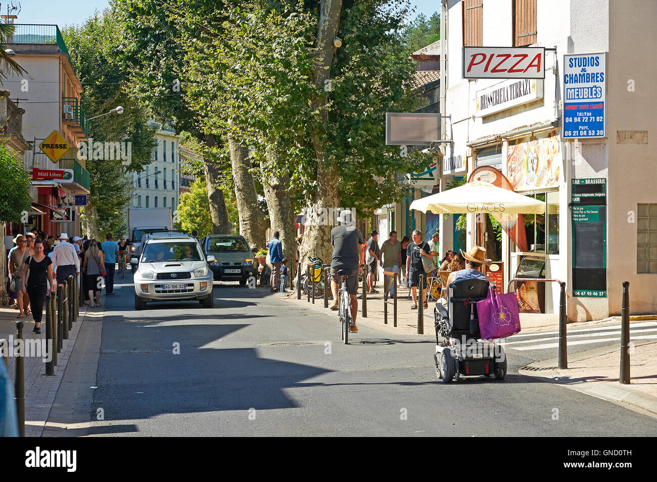 Straßenszene in der alten französischen Spa Stadt Lamelu-Les-Bains, im Département Hérault Stockfoto