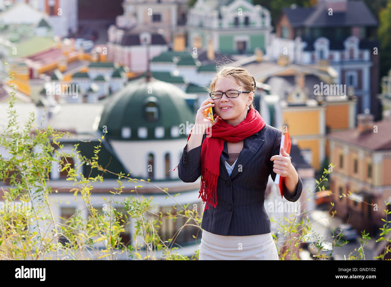 junge Frau mit Brille am Telefon sprechen Stockfoto