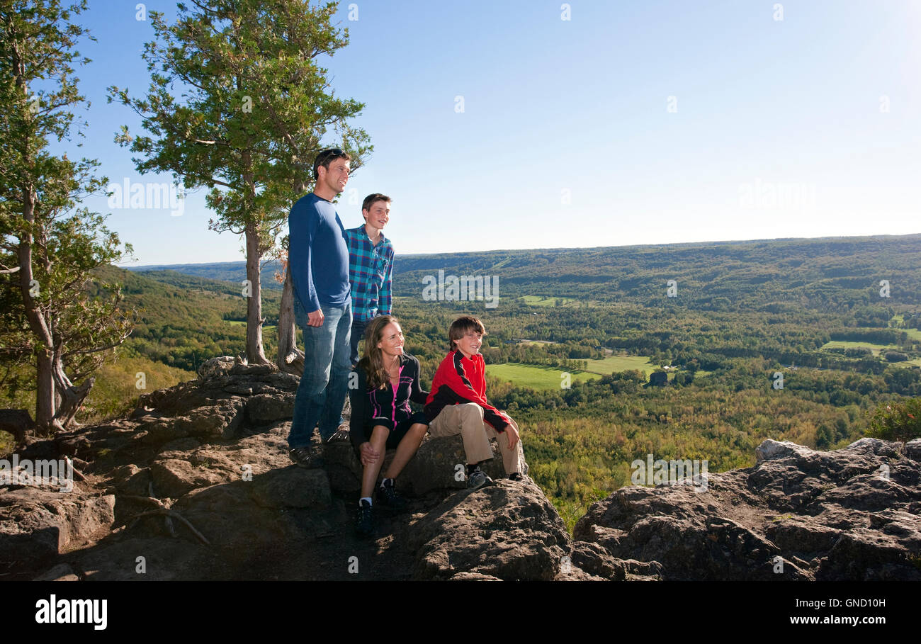 Familie, Wandern mit Blick auf Tal Kanada, Ontario, Beaver Valley Stockfoto