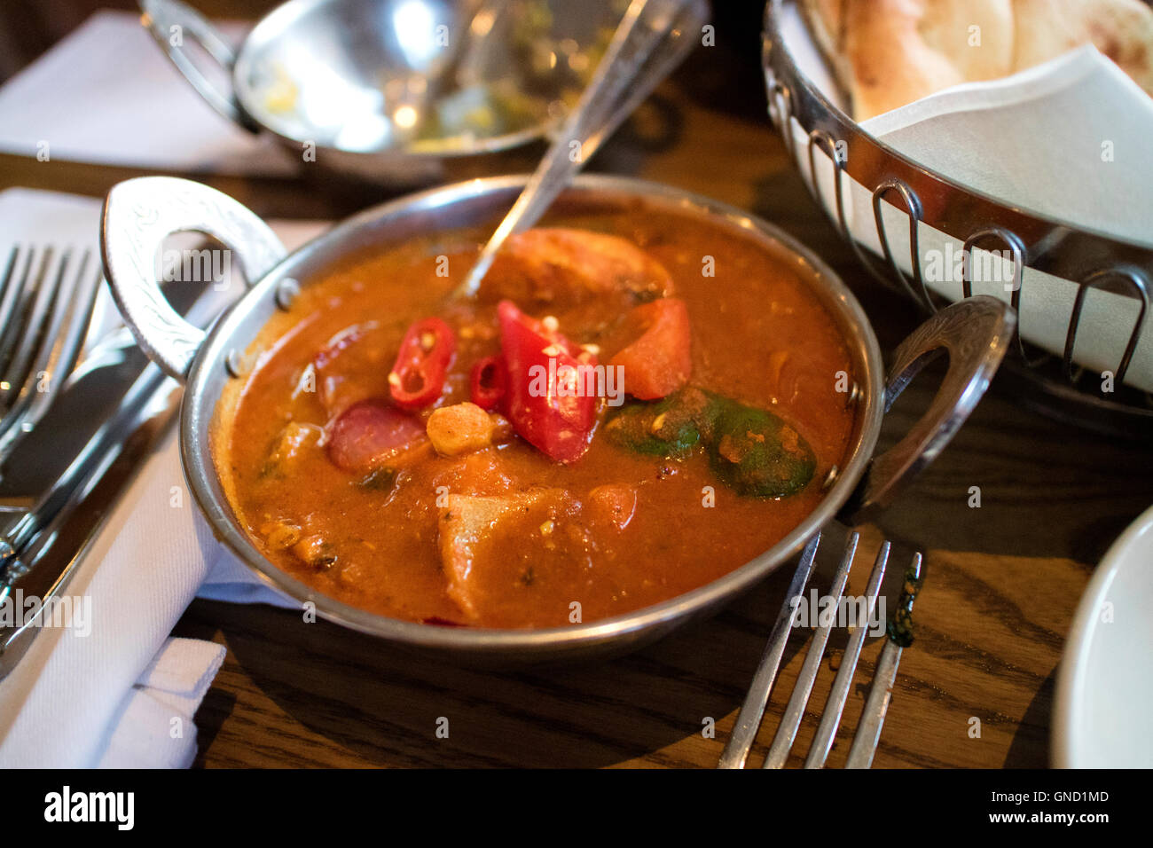 Chicken Chili Balti Curry mit extra rote Chilischote indisches Gericht serviert in einer Schale balti Stockfoto